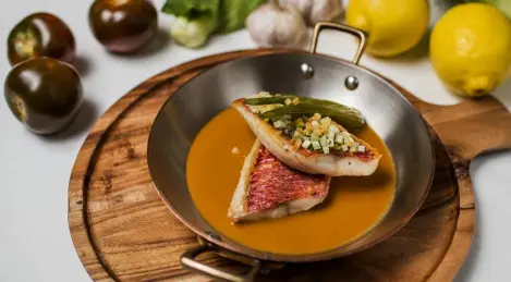 Rotbarbe in Biskuitsauce