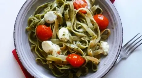 Pasta with spinach, pesto and mozzarella