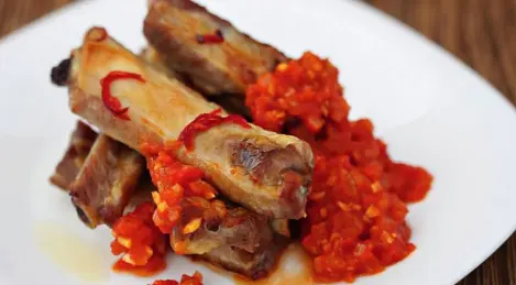 Pork ribs with tomato sauce