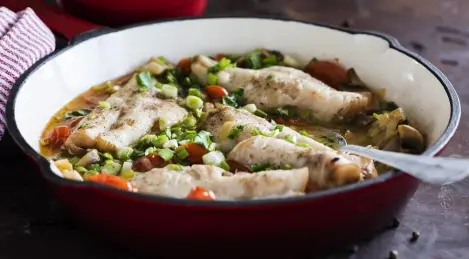 Perch with leeks, tomatoes and mushrooms