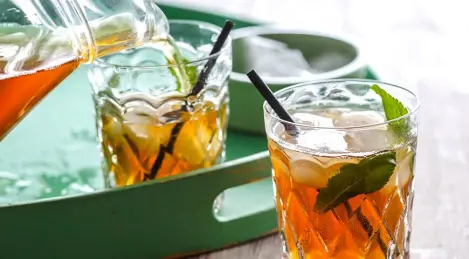 Cold tea with mint