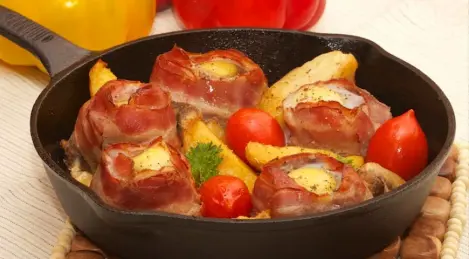 Filet mignon in bacon with quail egg