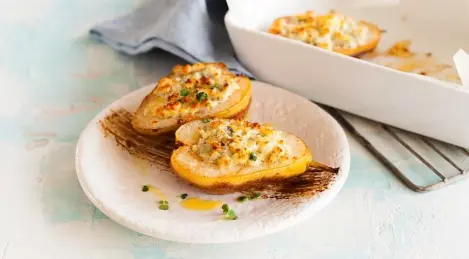 Pear baked with cheese