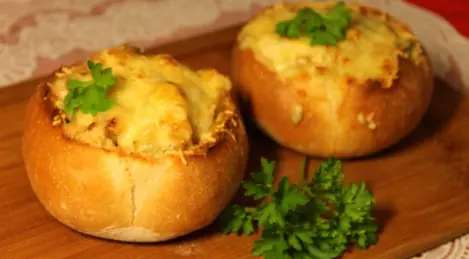 Petit pain avec sauce au fromage à la crème sure