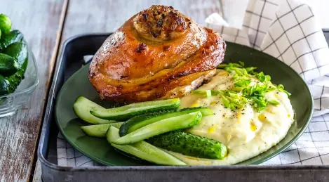 Pork knuckle with porcini mushrooms