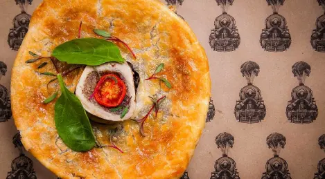 Tarte à la viande écossaise avec boeuf mijoté sur un os en sucre