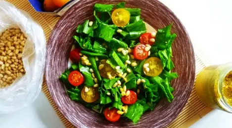 Sorrel salad with tomatoes