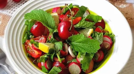 Salade de moutarde d'été aux cerises