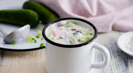 Okroshka leggero con ravanello, su kefir