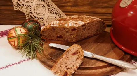 Hausgemachtes Brot mit getrockneten Kirschen und Walnüssen