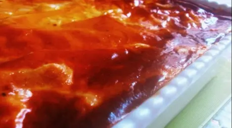 Cazuela de patatas con pollo picado y champiñones