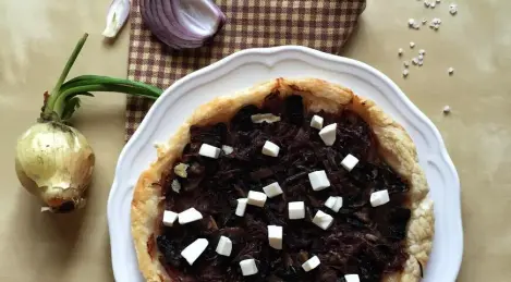 Tart tatin with mushrooms and onions