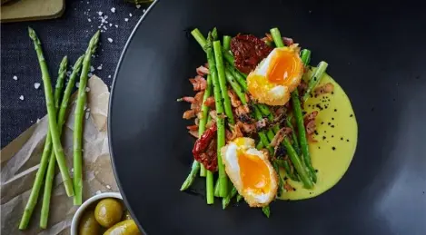 Gegrillter Spargel mit Speck und knusprig pochiertem Ei