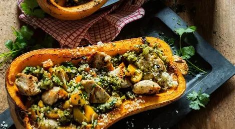 Potiron farci au poulet, riz et légumes