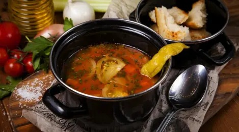 Soupe de légumes épicée aux tomates vertes