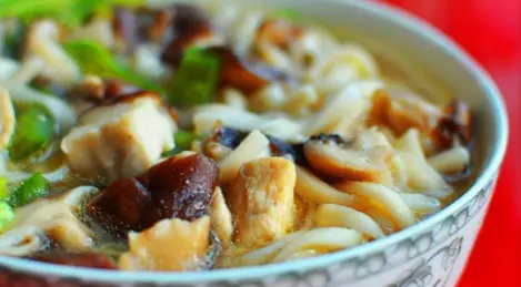 Fideos de pollo y champiñones al estilo asiático