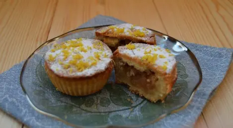 Sand baskets with apples