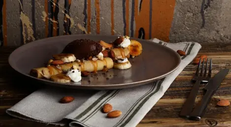 Frittelle con banana caramellata, muesli e gelato al cioccolato di Timur Abuzyarov