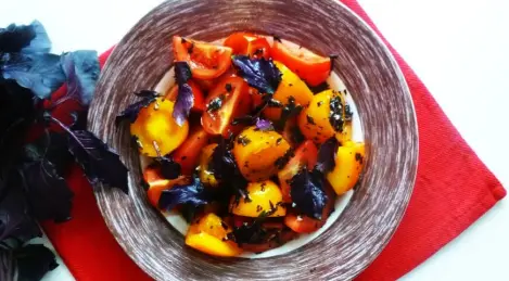 Insalata di pomodori con salsa al basilico