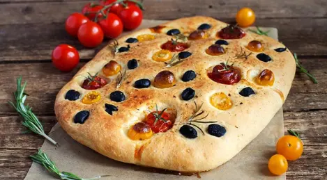 Focaccia mit Tomaten, Oliven und Rosmarin
