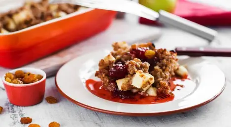 Magerer Buchweizenauflauf mit Äpfeln und Rosinen
