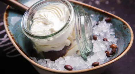 Oatmeal tiramisu with blueberry jam