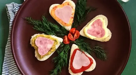 Toast "Herzen" mit Schinken