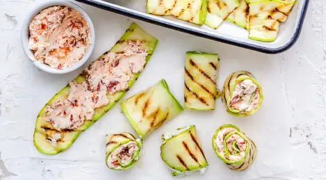 Rouleaux de courgettes avec différentes garnitures