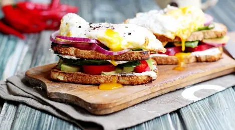 Sandwich à l'avocat et à l'œuf