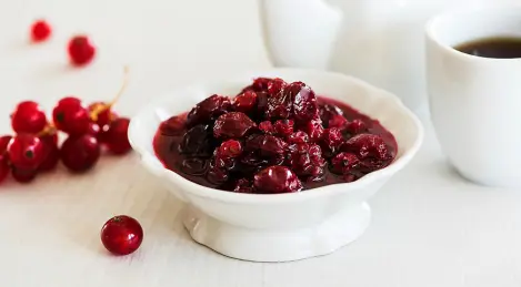 Mermelada de cerezas y grosellas rojas