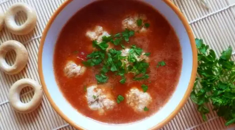 Soupe aux tomates avec des boulettes de viande intéressantes