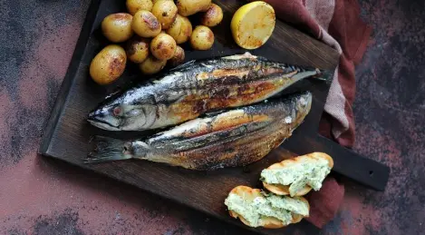 Aringhe e sgombri alla griglia con patate al forno