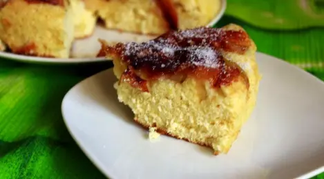 Apfelkuchen in einem langsamen Kocher