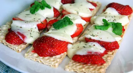 Toast with strawberries and mozzarella