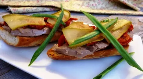 Panini con fegato di pollock e pomodori secchi