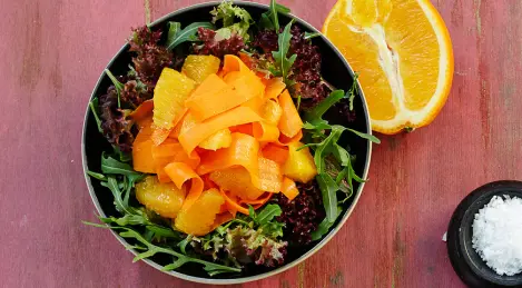 Green salad with carrots and oranges