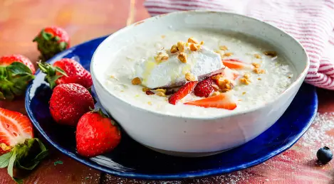 Oatmeal with strawberries and hazelnuts