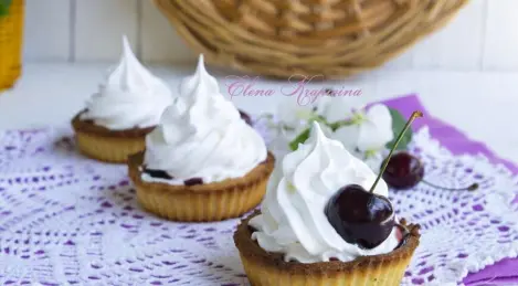 Cakes with protein cream