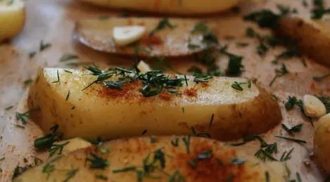 Quartiers de pommes de terre avec sauce douce