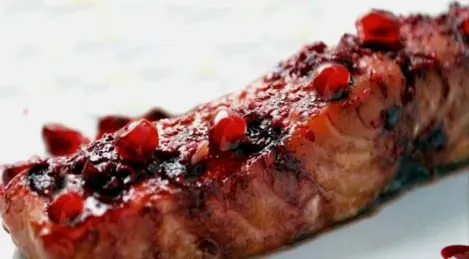 Salmón en salsa de granada