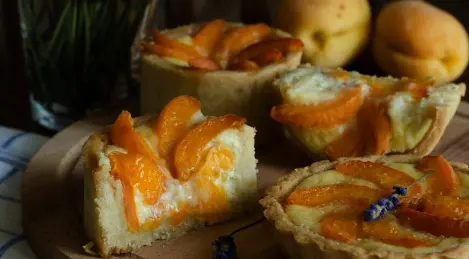 Tartlets with apricots and the most delicate cream of mascarpone and ricotta