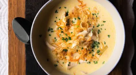 Hühnersuppe mit geschmolzenem Käse