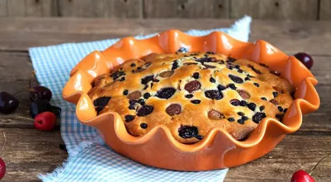 Torte mit Kirschen und Heidelbeeren