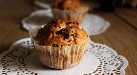 Snack di muffin di segale con pancetta e cipolla rossa