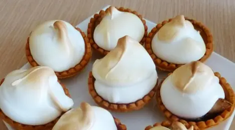 Tortine con pere e meringa