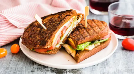 Hot sandwich with chicken, cheese and tomatoes