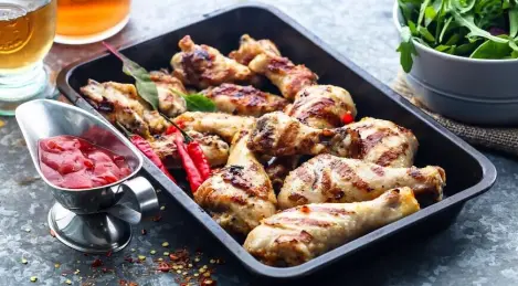 Gegrillte Hähnchenflügel und -keulen