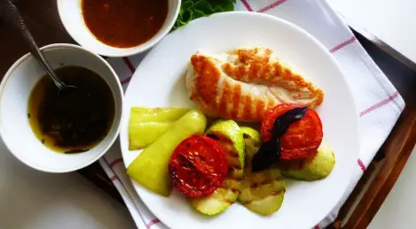 Poitrine de poulet grillée et légumes aux deux sauces