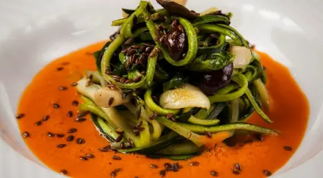 Zucchini-Linguine mit Tom-Yum-Sauce