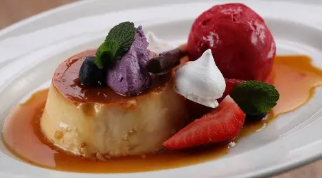 Crème caramel à la mousse de myrtille